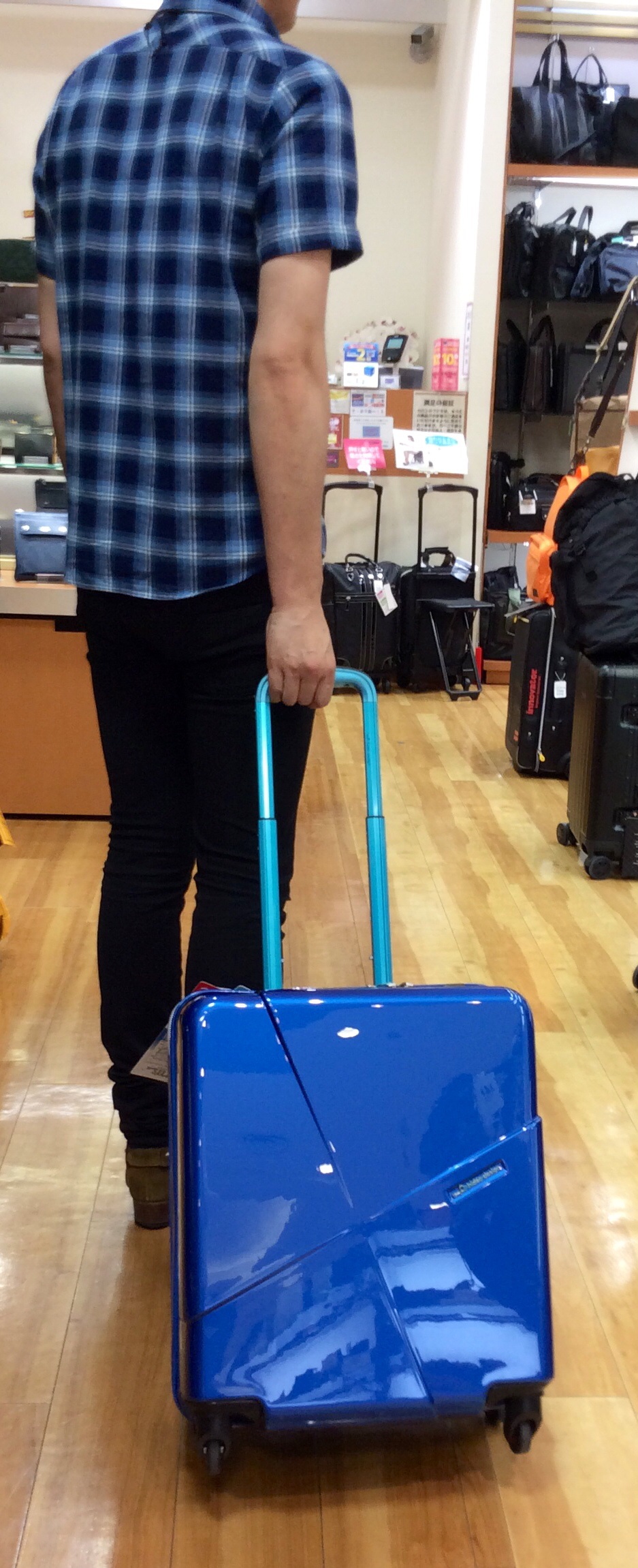 山形フジタ南店より「ヒデオ・ワカマツ」機内持込み最大容量スーツケースのご紹介です。