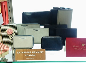 山形フジタ北店よりプレゼントにおすすめ「KATHARINE  HAMNETT  LONDON」２つ折財布をご紹介！